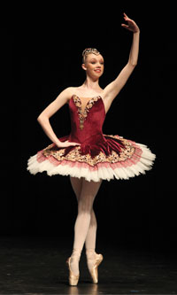 Ashleigh-McKimmie,-winner-of-the-Enrico-Cecchetti-Award-