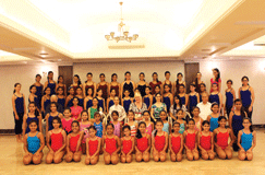 Lyn Richardson with teachers and students in Mumbai